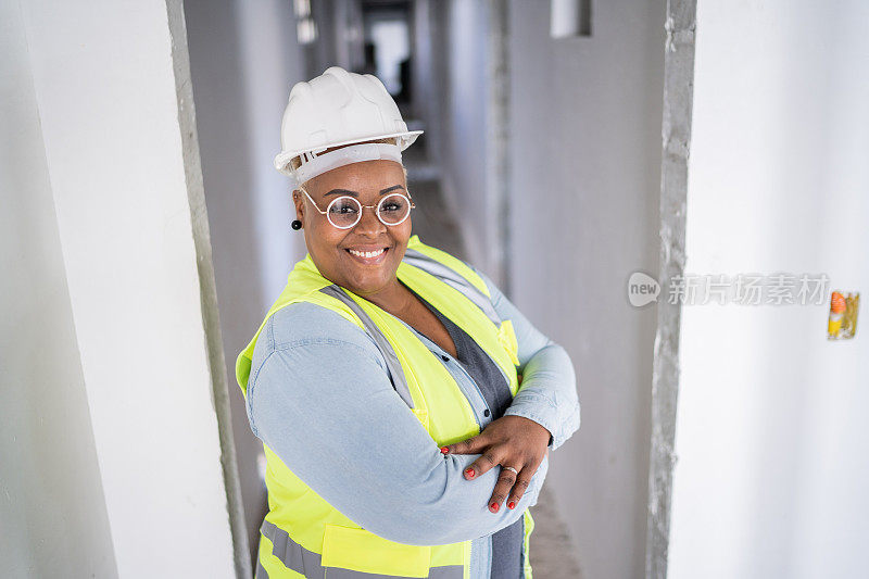 一名自信的建筑工人在建筑工地的肖像