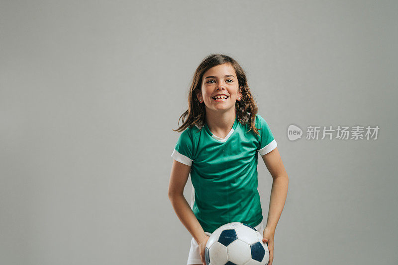 女孩与足球摆姿势