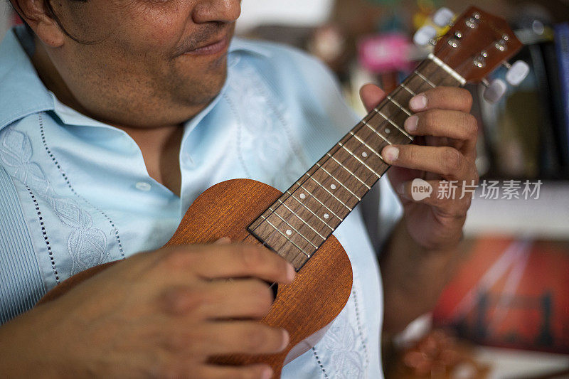 拉丁裔男子在网上教弹奏尤克里里琴