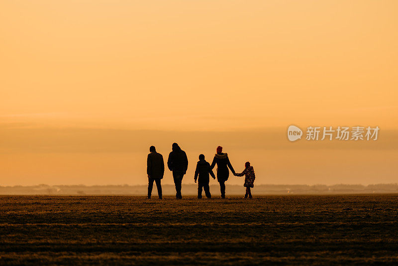 夕阳下一家人散步