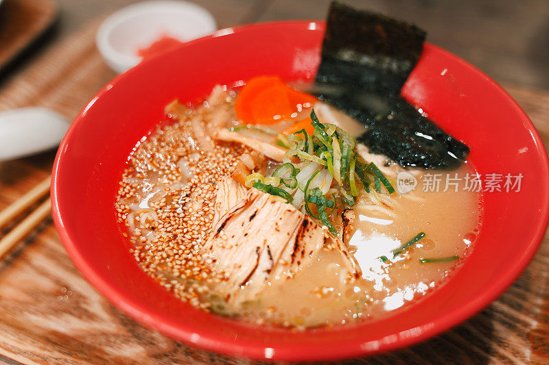 美味的素食拉面在日本餐厅