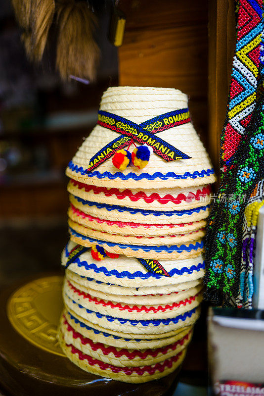 罗马尼亚纪念品商店里的一堆传统罗马尼亚草帽