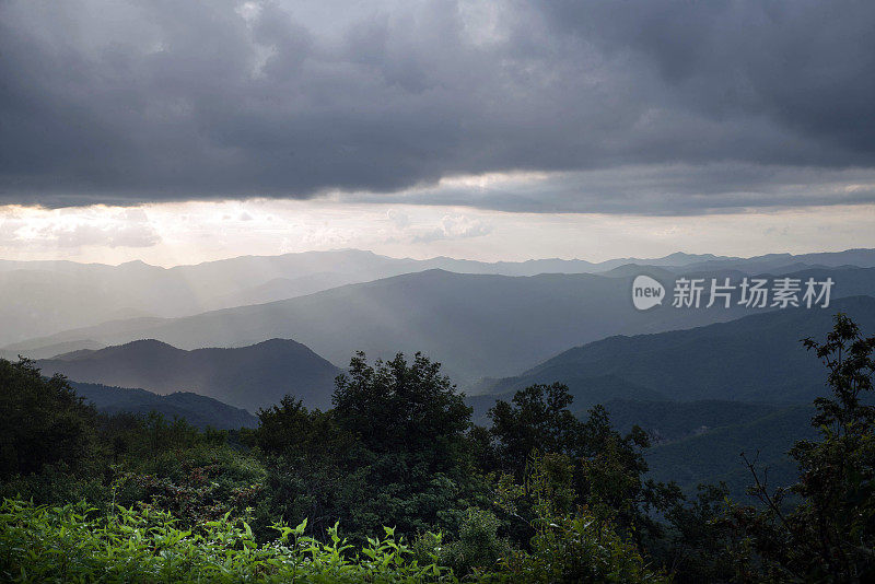 烟雾山的阴云日落