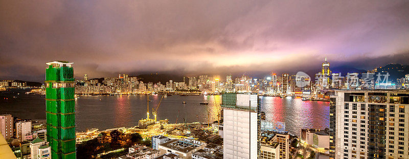 香港的夜空。摩天大楼在日落后会发光。