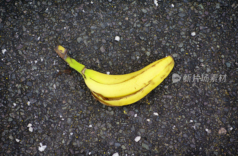 丢弃在停机坪上的小香蕉