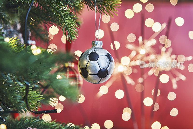 圣诞节装饰与有趣的足球小饰物和节日灯