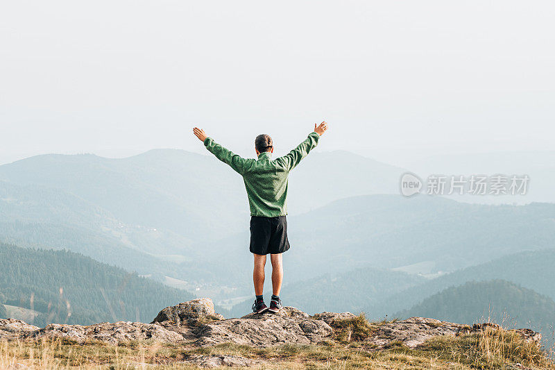 远足者在长满草的山脊上放松