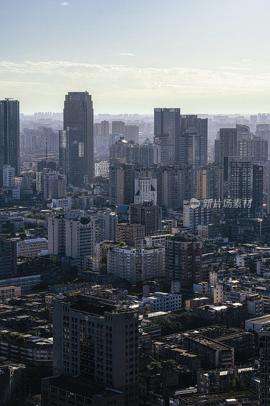 拍摄成都市区密集的黄昏和日落建筑