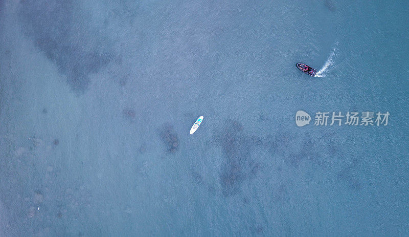 夏天在清澈的绿松石海水中游泳