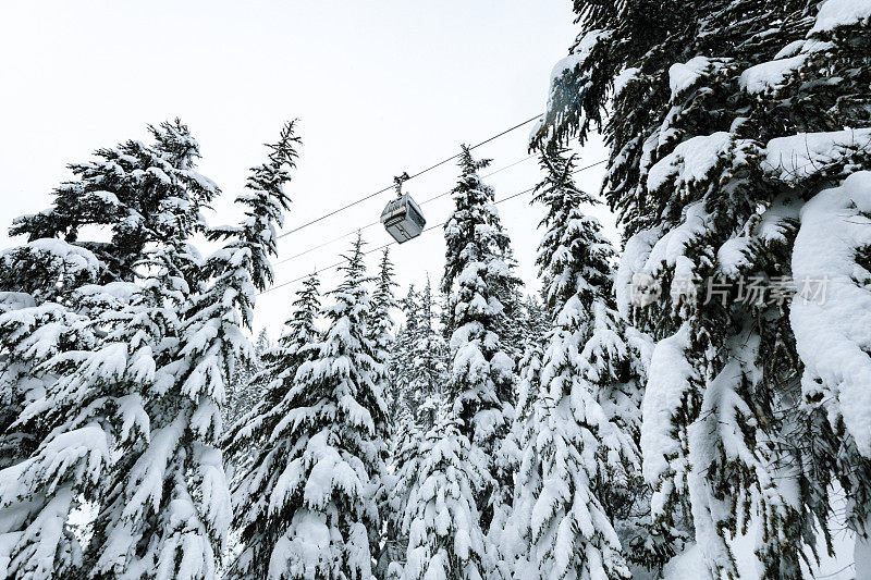 下雪天滑雪胜地的缆车