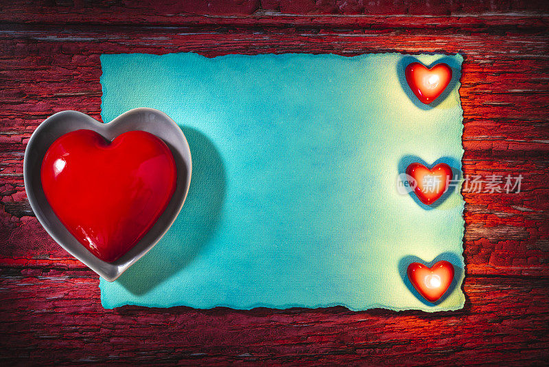 情人节的红心蛋糕，在心形的盘子和发光的心型蜡烛