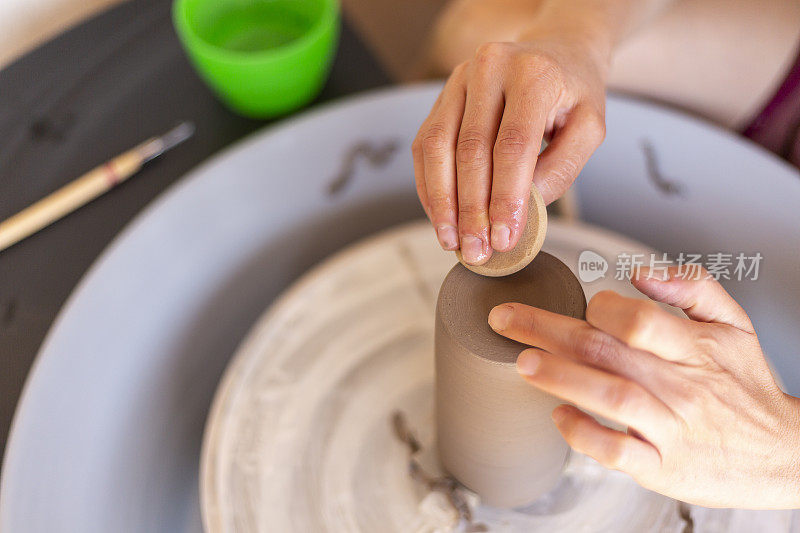 陶艺家在陶器车床上铸造一块粘土
