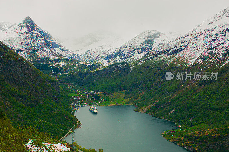 风景如画的Geiranger峡湾。挪威旅游目的地。春天的假期。美丽的北自然。去斯堪的纳维亚体验旅行。在山探险。挪威的风景。雪在山上。打破