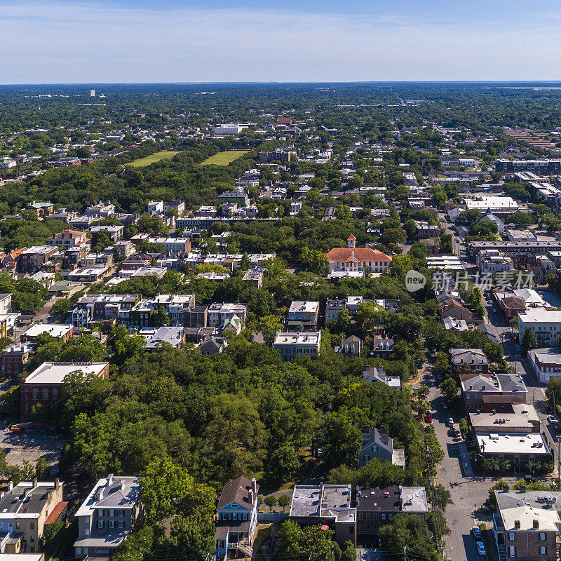 乔治亚州萨凡纳市中心与住宅区的历史街区鸟瞰图。