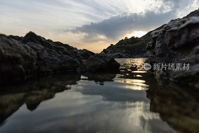 地中海上的日落:海岸景观