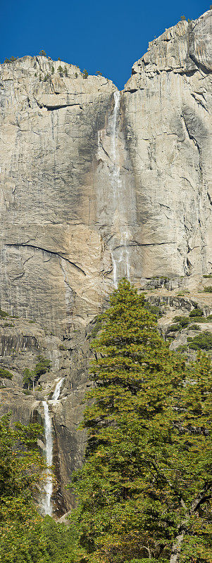 约塞米蒂瀑布是北美海拔最高的瀑布。它位于加州内华达山脉的约塞米蒂国家公园，是公园的主要景点。从顶部到底部的总长度为2425英尺(739米)