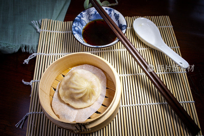 “上海小笼包”或“汤饺”