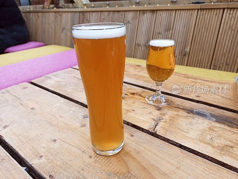英国苏格兰格拉斯哥的啤酒花园酿酒厂生产未经过滤的白啤酒和比尔森啤酒