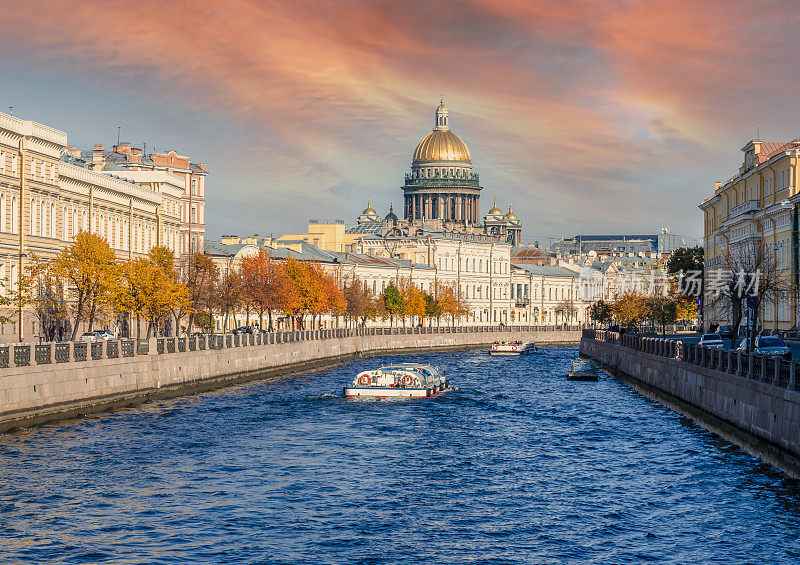 秋天的彼得堡。圣伊萨克大教堂和莫伊卡河，圣彼得堡，俄罗斯