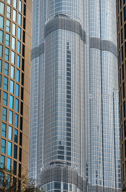 阿联酋迪拜办公楼的抽象未来主义反映