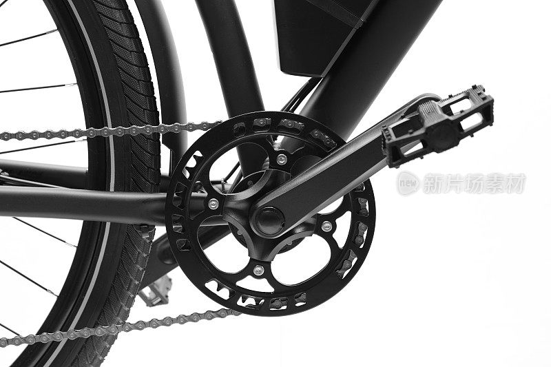侧视图扭曲的踏板和链条的自行车在白色