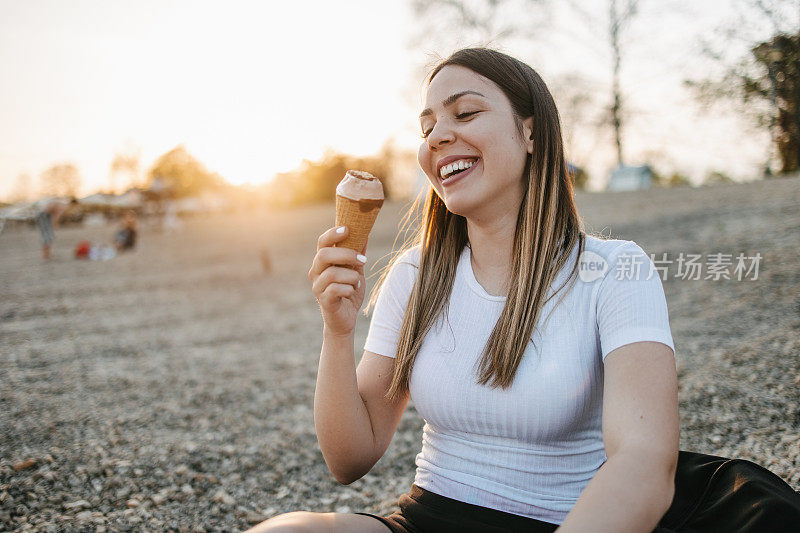 穿着溜冰鞋背着背包吃冰淇淋的女人