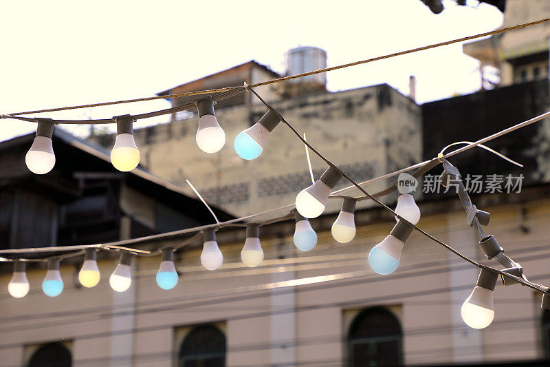 曼谷市中心狭窄街道上排成一排的灯泡