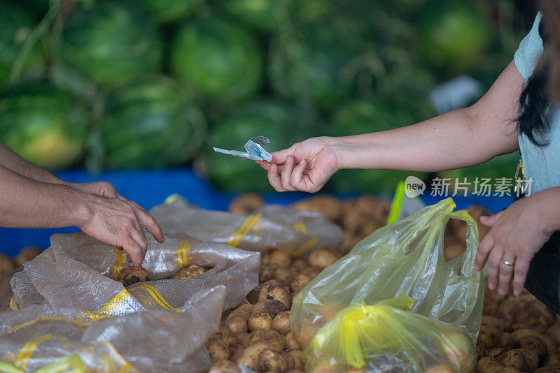 农贸市场买卖双方手的特写照片