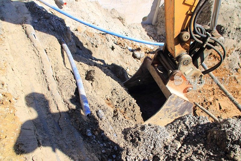 一部挖土机的操纵者借助一条缆线深入地下