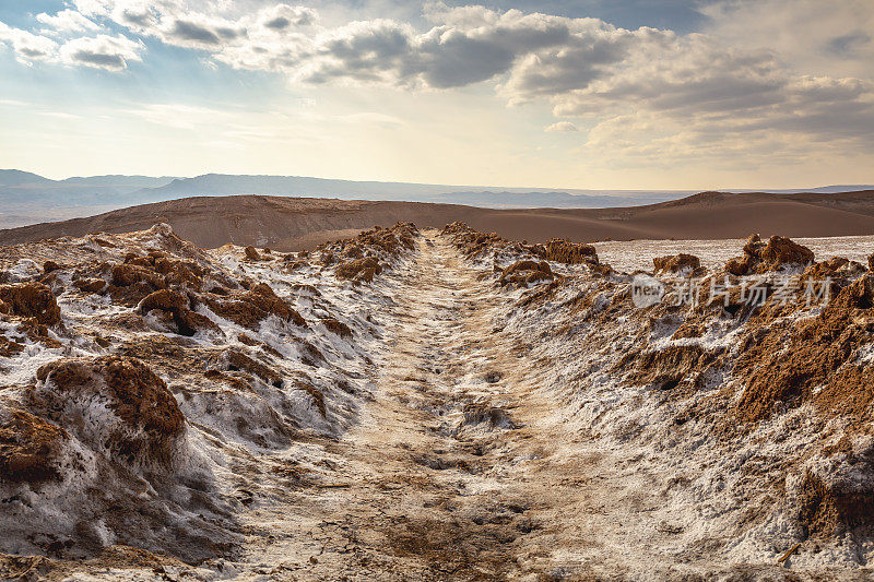 阿塔卡马沙漠的土盐路，智利的月亮谷干旱景观