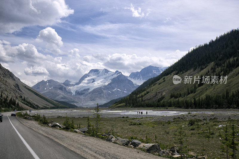 在夏天欣赏哥伦比亚冰原的景色，碧玉国家公园，AB，加拿大