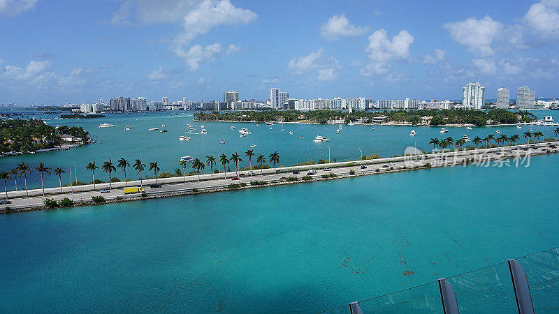 比斯坎湾海滨住宅和办公楼的鸟瞰图，在晴朗无云的早晨，迈阿密，佛罗里达州。