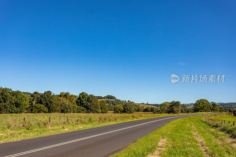 晴朗的蓝天下的乡村小路