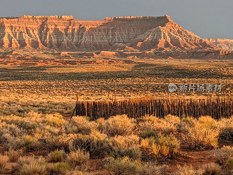 傍晚的光线和日落附近的历史先锋围栏与醋栗Mesa在高沙漠景观附近的维珍犹他州