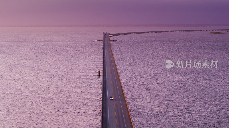 落日时分，佛罗里达州圣乔治岛横跨大桥的鸟瞰图