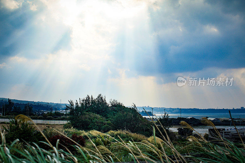 阳光透过云层的缝隙倾泻到地面上的风景。