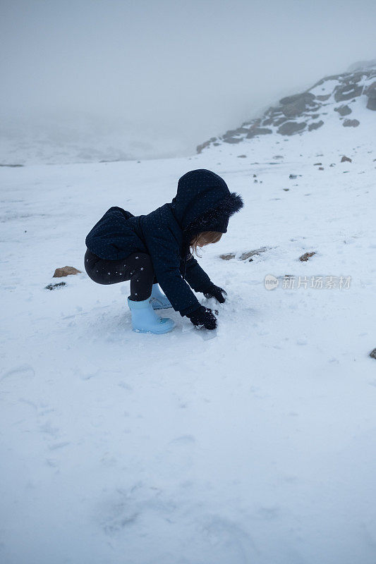 2岁的孩子在雪地里玩耍