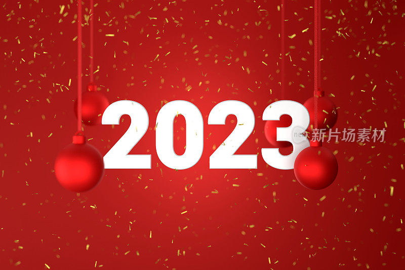 红色的圣诞装饰和2023字母挂在红色的背景上。2023年新年背景。