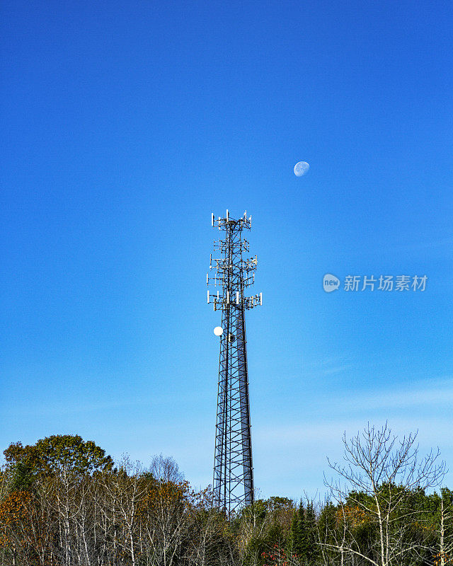 日光下的农村手机中继塔