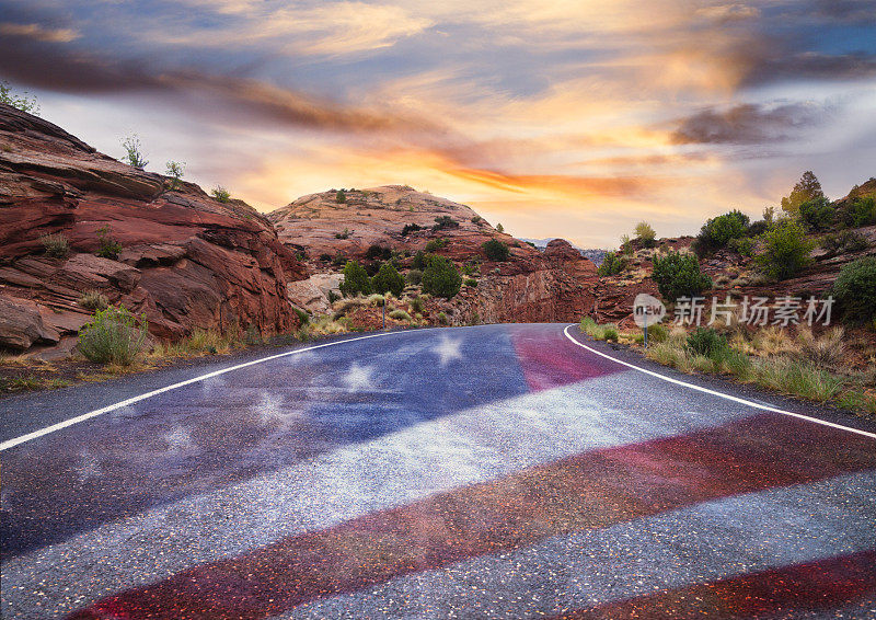 夕阳下挂着美国国旗的空马路。