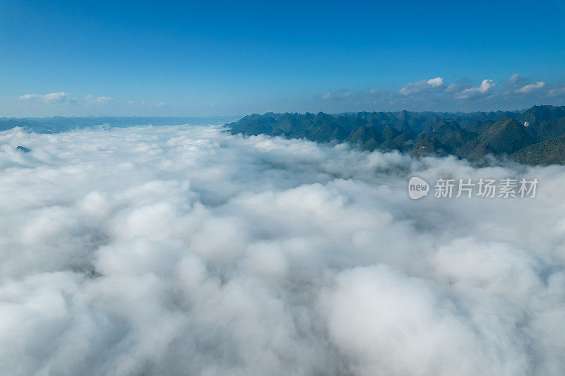 大卡斯特地层的鸟瞰图和云海