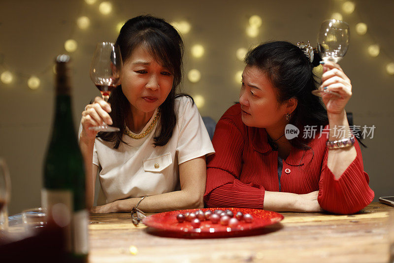 两个女人在晚饭后喝酒聊天