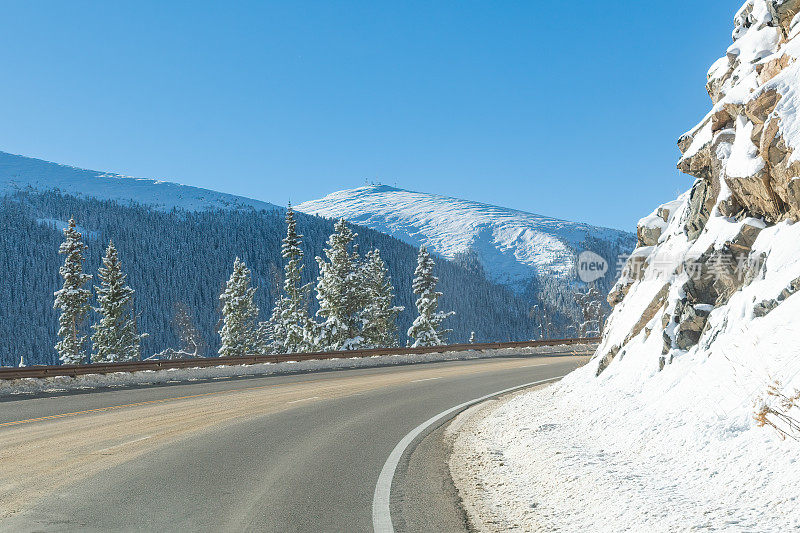 穿过科罗拉多滑雪场落基山脉的伯绍德山口的高速公路