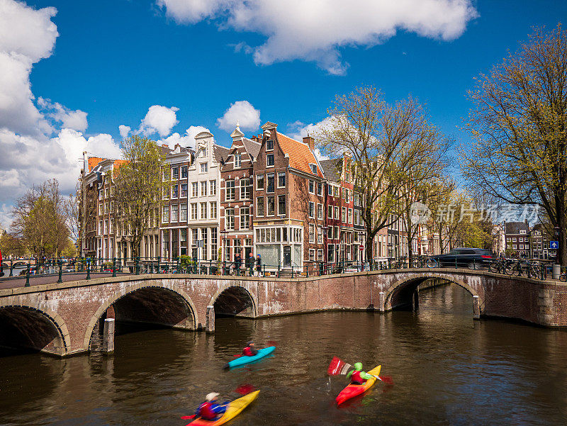 风景如画的运河和阿姆斯特丹传统荷兰房屋的建筑外观