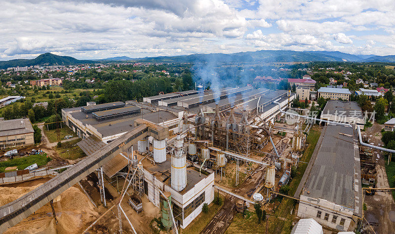 木材加工厂的鸟瞰图，由于生产过程产生的烟囱污染了工厂制造场的环境