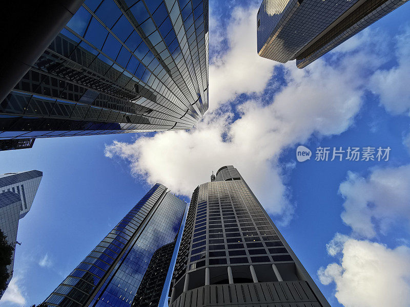 查阅各种公司业务高层摩天大楼建筑物与蓝色明亮的天空在中央商务区市中心