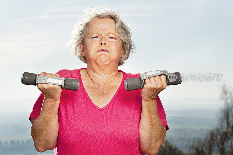 超重的老年妇女努力锻炼