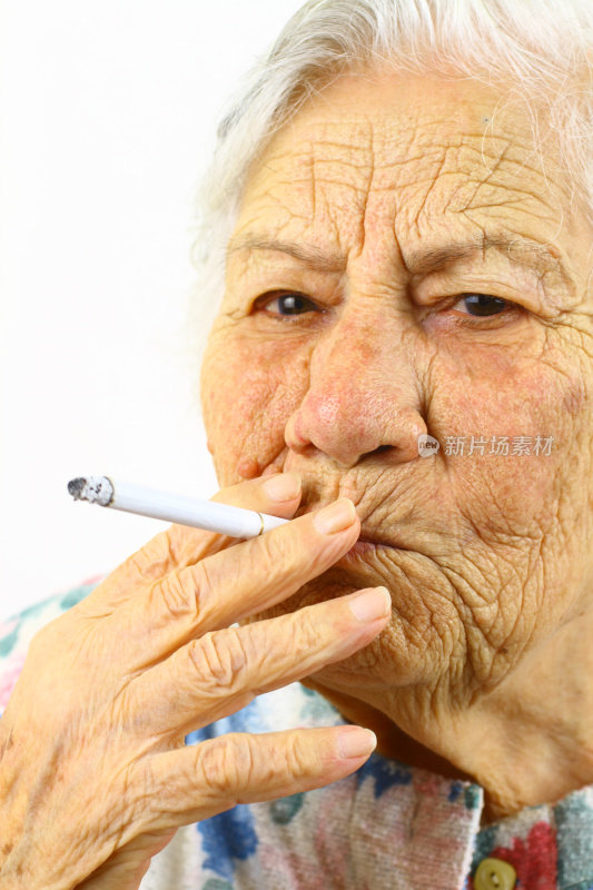 一个吸烟的老妇人的特写照片
