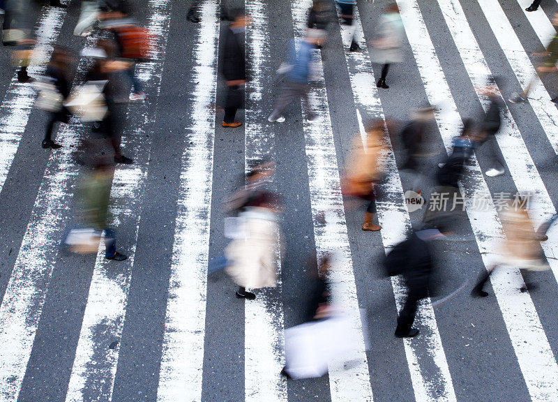 过马路的一群行人