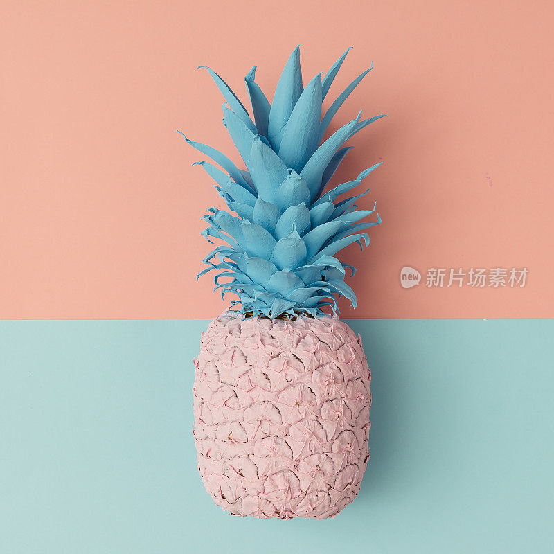 粉菠萝，粉蓝粉彩背景。最小的风格